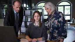 Markus Gellert (Herbert Knaup), Charlie (Mathilde Bundschuh) und Marion von Brede (Marie Anne Fliegel) wundern sich über die Ergebnisse von Charlys Internetrecherche.