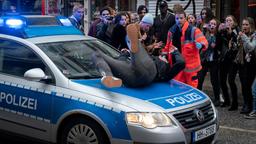 Rettungseinsatz: Entsetzt sieht Sanitäter Manfred Liebert (Jonas Minthe), dass ein Passant von einem Polizeiwagen erfasst wird. Gaffer fotografieren alles mit dem Handy.