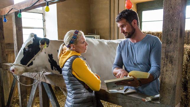 Belinda (Cordula Stratmann) ist sauer auf Winnes (Simon Böer). Der besteht auf sein Drittel vom Stall.