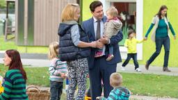 Florian Faber (Francis Fulton-Smith) bringt seine Tochter Mathilde on die Kita zu Kindergärtnerin Nina Rudolf (Carina Wiese).