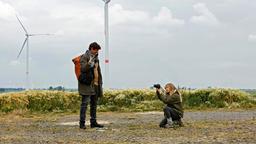 Lars (Sebastian Schwarz) und Anke (Jasmin Schwiers) kommen zur Windkraftanlage, Anke macht Fotos von Vogelkadavern.Das Ehepaar will Klemens Pilz (Jürgen Rißmann), den Vorsitzenden einer Umweltschutz-NGO, wegen