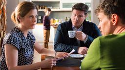 Michael spricht mit Anna und Christian. 