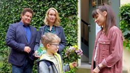 Dr. Christian Kleist (Francis Fulton Smith) und Tanja Ewald (Christina Athenstädt) begleiten Finn Reichardt (Hannes Gwiasda, im VG) in den Hort: Finn entschuldigt sich bei der Erzieherin Jule Peters (Paula Schramm.), dass er sie in den Arm gebissen hat.