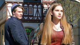 Eifersüchtig: Lotte Ewald (Anne Sophie Triesch) hat Stress mit ihrem Freund Lennard Krause (Richard Kreutz), der ungeniert mit ihrer älteren Schwester flirtet.