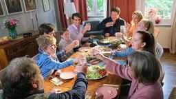 Familienessen in der Villa Kleist: Bernd Spengler (Walter Plathe), Finn Reichardt (Hannes Gwiasda), Paul Kleist (Julian König), Rosalie Kleist (Nelly Hoffmann), Dr. Michael Sandmann (Luca Zamperoni), Dr. Christian Kleist (Francis Fulton Smith), Tanja Ewald ( Christina Athenstädt), Luisa Ewald (Pauline Angert), Lotte Ewald (Anne Sophie Triesch) und