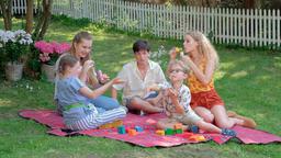 Finn ist mittlerweile voll in seiner Gastfamilie Kleist angekommen. Hier mit seinen Gast-Geschwistern im Garten: v.l.n.r. Rosalie Sandmann (Nelly Hoffmann), Lotte Ewald (Anne Sophie Triesch), Paul Kleist (Julian König), Finn (Hannes Gwiasda), Luisa Ewald (Pauline Angert).