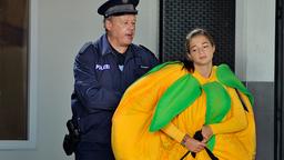 Clara und ein Polizist