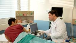 Frank (Daniel Rodic) wird etwas mulmig, als er sieht, was Dr. Christian Kleist (Francis Fulton-Smith) vorhat.