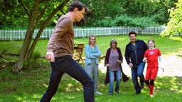 Fußballspiel im Garten der Villa Kleist: Dr.Michael Sandmann (Luca Zamperoni), Tanja Ewald ( Christina Athenstädt), Inge März (Uta Schorn), Dr.Christian Kleist (Francis Fulton Smith) und Rosalie Kleist (Nelly Hoffmann).