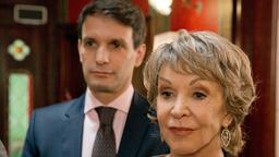 Hochzeit: Michael (Luca Zamperoni) und Inge (Uta Schorn) sehen gerührt, wie Piwi und Anke sich das Ja-Wort geben.