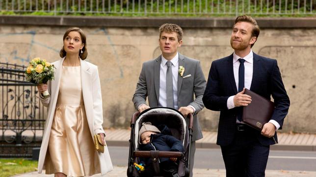 Bild: ARD/Volker Roloff Hochzeit: Piwi (Meo Wulf) und Anke (Fabienne Haller) wollen heimlich heiraten. Doch Herr Schmidt (Jeremias Koschorz) gibt vor, dass wegen eines Wasserschadens im Standesamt, die Trauung an einem anderen Ort stattfinden muss (Baby Ben: Matthis Anton Tierling).