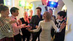 Hochzeitsparty: Rosalie Kleist (Nelly Hoffmann) mit ihrem Vater  Dr.Michael Sandmann (Luca Zamperoni), Lotte Ewald (Anne Sophie Triesch), Luisa Ewald (Pauline Angert),