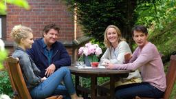 Im Garten der Villa Kleist: Luisa Ewald (Pauline Angert), Dr. Christian Kleist (Francis Fulton Smith), Tanja Ewald (Christina AthenstÃdt) und Dr. Michael Sandmann (Luca Zamperoni).