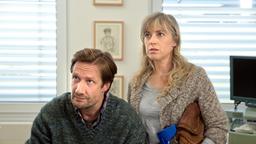 Klaus Elau (Christoph Koffenkamp) und seine Frau Sonja (Nicole Ernst) hören entsetzt, die Diagnose von Dr. Kleist.