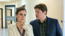 Lisa (Marie Seiser) und Christian (Francis Fulton-Smith) bleiben im Krankenhausflur zurück, nachdem Rosalie in den OP gebracht wurde.
