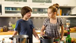 Lotte (Anne Sophie Triesch) und Paul (Julian König) kochen gemeinsam.