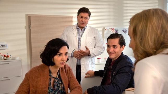 Bild: ARD/Volker Roloff Martina (Mimi Fiedler) hat starke Schmerzen in der Brust. Christian (Francis Fulton Smith) bittet Tanja (Christina Athenstädt) um Hilfe (mit Francois Goeske) .