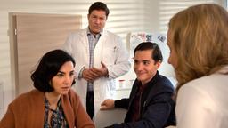 Martina (Mimi Fiedler) hat starke Schmerzen in der Brust. Christian (Francis Fulton Smith) bittet  Tanja (Christina Athenstädt) um Hilfe (mit Francois Goeske) .