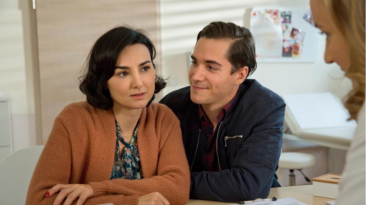 Martina (Mimi Fiedler) hat starke Schmerzen in der Brust. Philipp (mit Francois Goeske) begleitet sie in die Praxis von Dr. Kleist.