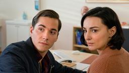 Martina (Mimi Fiedler) und Philipp (mit Francois Goeske) warten auf die Ergebisse der Untersuchung.