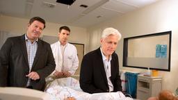 Megan (Heike Trinker) geht es besser. Dr. Christian Kleist (Francis Fulton-Smith), Dr. Michael Sandmann (Luca Zamperoni) und ihr Mann Georg (Philippe Brenninkmeyer) sind bei ihr.