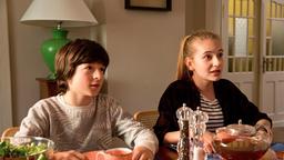 Paul (Julian König) und Lotte (Anne Sophie Triesch) gewöhnen sich langsam an die Patchwork-Familie.