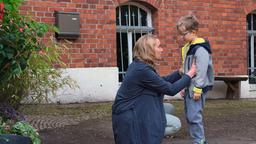 Tanja Ewald (Christina Athenstädt) ahnt nicht, dass Finn (Hannes Gwiasda) seine Schokolade Rosalie gibt.