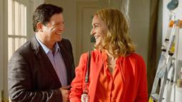 Tanja (Christina Athenstädt) und Christian (Francis Fulton-Smith) sehen sich die neue Wohnung an.