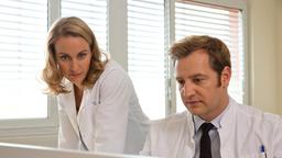 Tanja (Christina Athenstädt) und Timo (Tom Radisch) vor den Monitoren. Sie suchen nach der Ursache für Martinas Schmerzen.