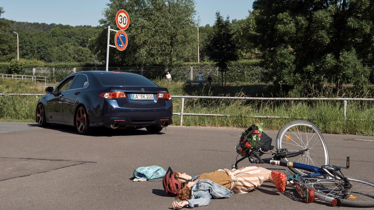 Theresa Belz (Franziska Brandmeier) hat einen Fahrrad-Unfall - sie wurde von einem getunten Auto angefahren.