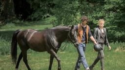 Raphael (Aaron Karl) bringt Alexandra (Julia Richter) das Reiten mit Dezember bei.