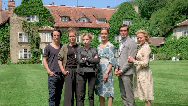 Von links nach rechts: Leander Hochstetten (Laurence Rupp), Silvia Hochstetten (Patricia Aulitzky), Alexandra Winkler (Julia Franz Richter), Margarethe Loss (Jeanette Hain), Maximilian Hochstetten (Christoph Luser) und Marie Hochstetten (Michou Friesz)