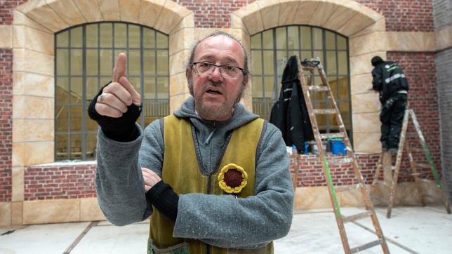 Die neue Polizeiwache hat den Charakter einer alten Fabriketage mit warmen Backsteinmauern und Sprossenfenstern. Foto von der Baustelle: Der 52-jährige Architekt Thomas Stromberger gibt Anweisungen. 