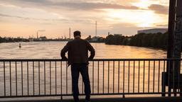 Auf einer alten Elbbrücke trifft Robert Bargen (Julian Weigend) eine endgültige Entscheidung.