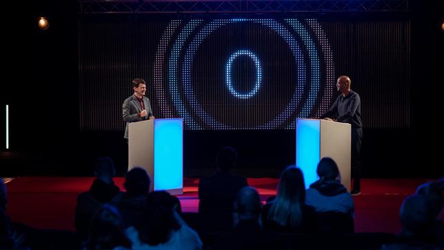 Das Spiel beginnt: Daniel Schirmer (Sven Fricke) stellt sich den Fragen von Moderator Yared Dibaba beim Quiz.