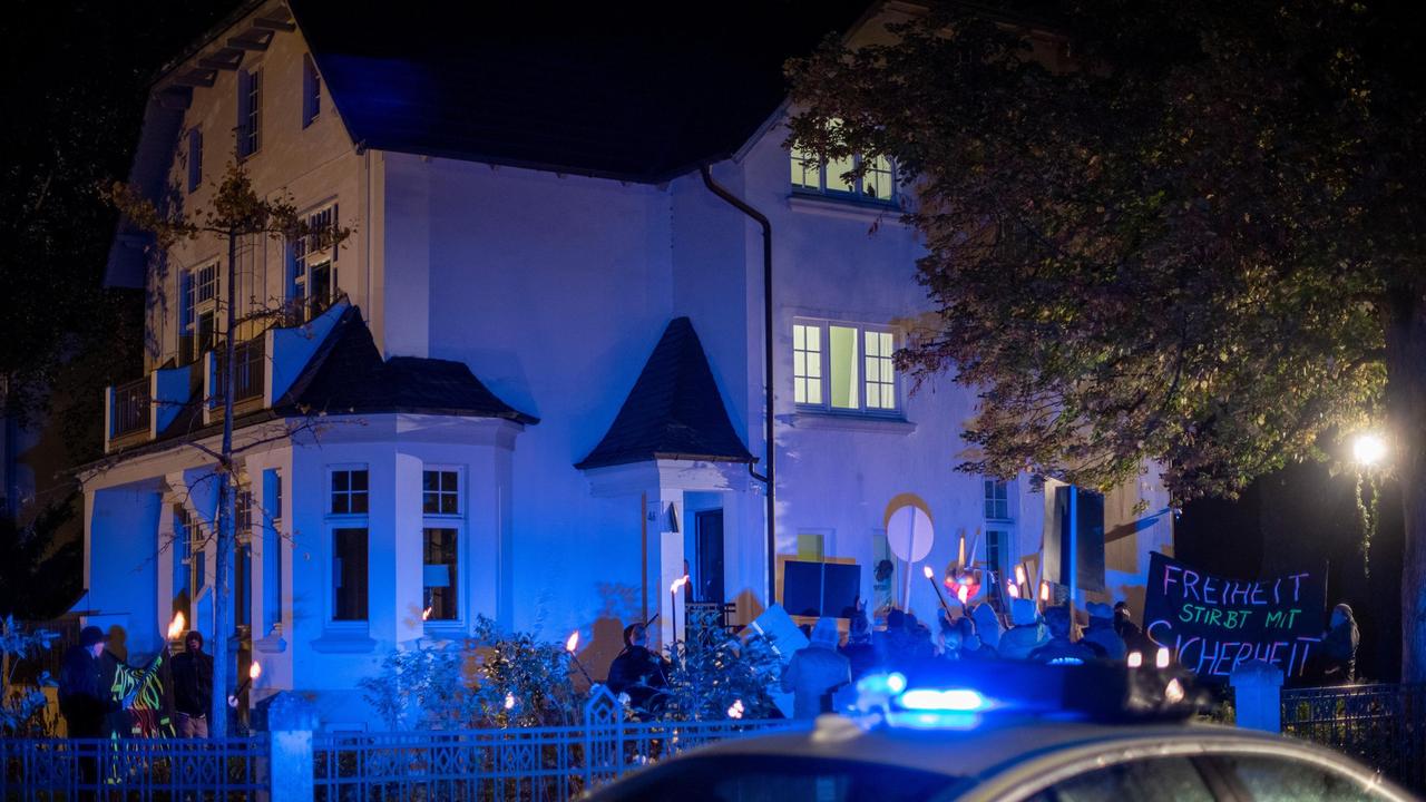 Die Demonstranten versammeln sich unerlaubt vor dem Haus des Bürgerschaftsabgeordneten.