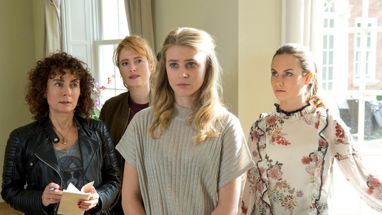 Einbruch in der Villa von Jonas Herder: Harry (Maria Ketikidou) und Nina Sieveking (Wanda Perdelwitz) trauen Janine Herder (Jeanne Goursaud) und deren Freundin Elsa (Vita Tepel) nicht.