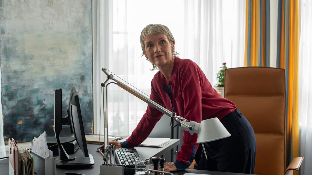 Elisabeth Gronau (Theresa Berlage) leitet das Seniorenheim „Nuper Fortuna“, in dem es vermehrt zu Diebstählen kommt, hauptsächlich von Schmuckstücken.