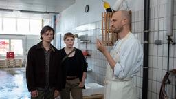 Fischhändler Karsten Rohloff (Andreas Dobberkau) stellt Pit Frings (Kristo Ferkic) und dessen Schwester Merle (Sara Adina Scheer) zur Rede.