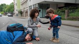 Harry (Maria Ketikidou) bleibt das Herz fast stehen - ohne das beherzte Eingreifen von Dimitris (Danilo Kamperidis) wäre ihr kleiner Sohn Matthies überfahren worden.