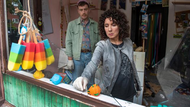 Harry Möller (Maria Ketikidou) und Nils Sanchez (Enrique Fiß) müssen herausfinden, woher die zerstörerische Wut rührt, die zu diesem Vandalismus in einem Kiosk führte.