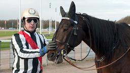 Jan Eckhoff (Florian Panzer) will unbedingt mit dem Pferd "Amazing Grace" beim Trabrennen antreten, obwohl er am Vortag niedergeschlagen wurde.