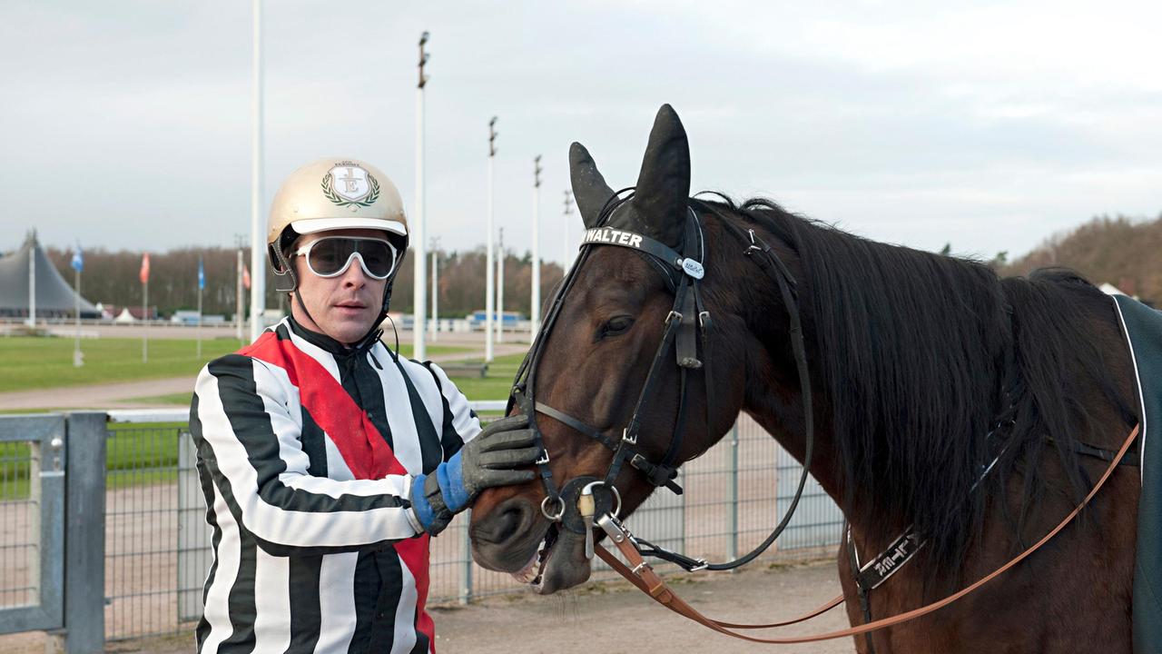 Jan Eckhoff (Florian Panzer) will unbedingt mit dem Pferd "Amazing Grace" beim Trabrennen antreten, obwohl er am Vortag niedergeschlagen wurde.