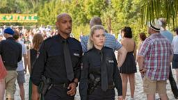 Jessy (Farina Flebbe) und Lukas (Patrick Abozen) ermitteln bei einem Beachvolleyball-Charity-Turnier.