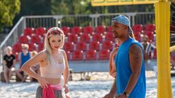 Jessy (Farina Flebbe) und Lukas (Patrick Abozen) ermitteln undercover bei einem Beachvolleyball-Charity-Turnier.