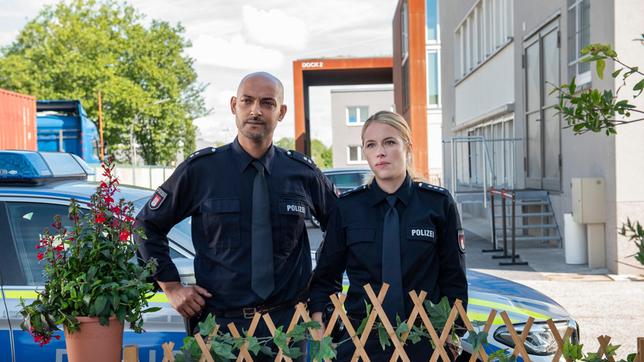 Lukas Petersen (Patrick Abozen) und Bente Hinrichs (Sinha Melina Gierke) fragen sich, ob der Nachbar die Brauerei sabotiert.