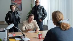 Nina Sieveking (Wanda Perdelwitz) und Lukas Petersen (Patrick Abozen) haben Verständnis für den verzweifelten Fabian Grebe (Andrea Warmbrunn). Der erträgt das Leben mit und bei seinem paranoiden Vater nicht mehr und will sich und seinen kleinen Bruder aus der Isolation befreien. Doch die Sachbearbeiterin des Jobcenters verweigert die notwendige finanzielle Unterstützung.