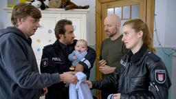 Großstadtrevier: Nina Sieveking (Wanda Perdelwitz) und Paul Dänning (Jens Münchow) kommen mit Baby Pauli in die Wohnung von Jörg Grigat (Philippe Graber) und Walter Roth (Erik Madsen, 2.v.r). Die beiden eben offensichtlich in einer schwulen Beziehung.