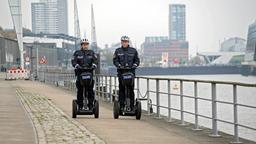 Paul Dänning (Jens Münchow) und Piet Wellbrook (Peter Fieseler) müssen auf Anweisung von Frau Küppers mit Segways Streife fahren.