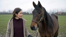 Rennstallbesitzerin Susanne Unger (Mirya Kalmuth) mit ihrem Erfolgspferd "Amazing Grace".